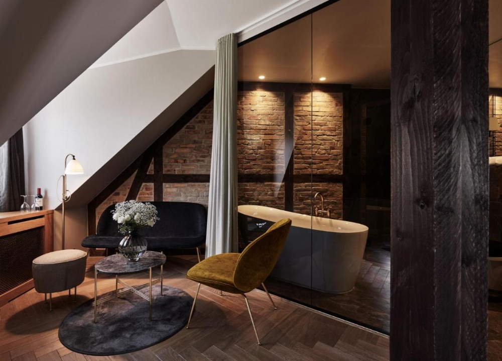 Ascot Hotel Main image